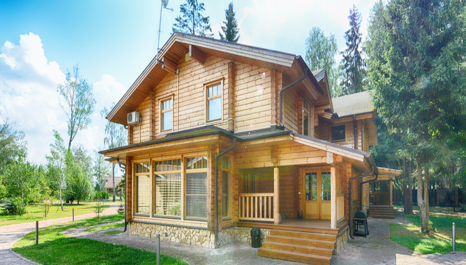 Как оформить фасад деревянного дома