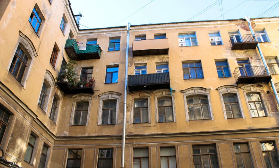 Невзрачный московский дом, который превратили в красивую сталинку: история и квартиры