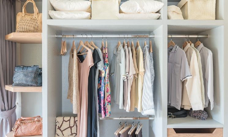 Как правильно организовать гардеробную комнату?