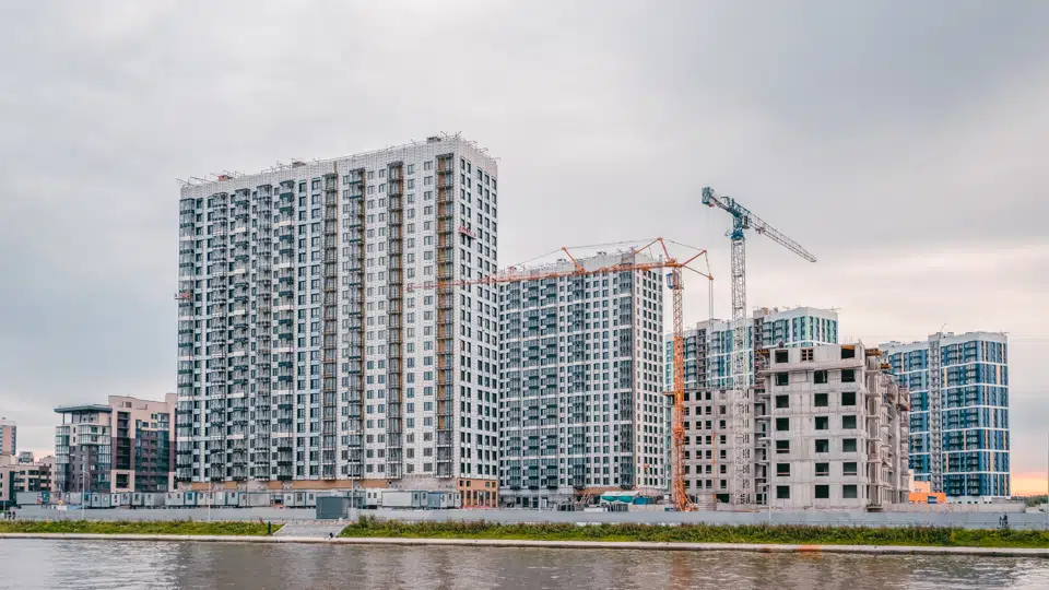 Свыше 100 миллионов квадратных метров жилья введут в России в 2023 году