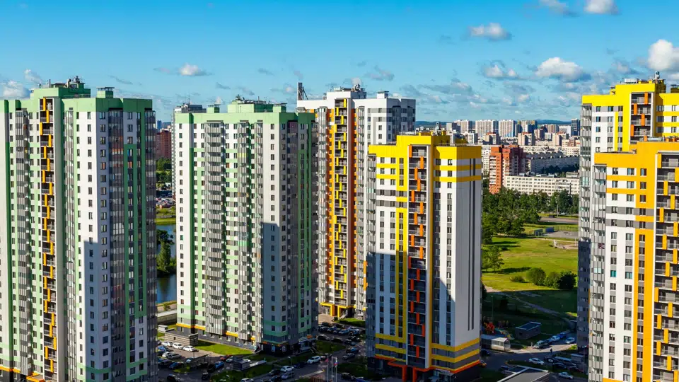 Аварийное жилье в России расселяют с опережением плана