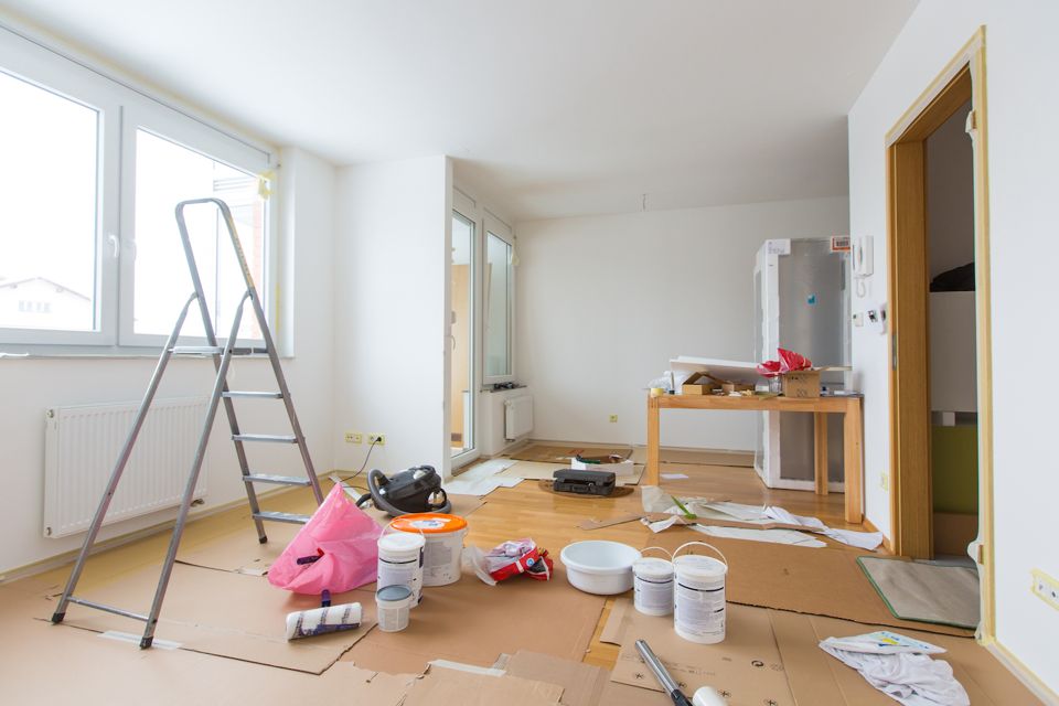 Когда можно проводить ремонт в квартире по закону: сроки и ограничения
