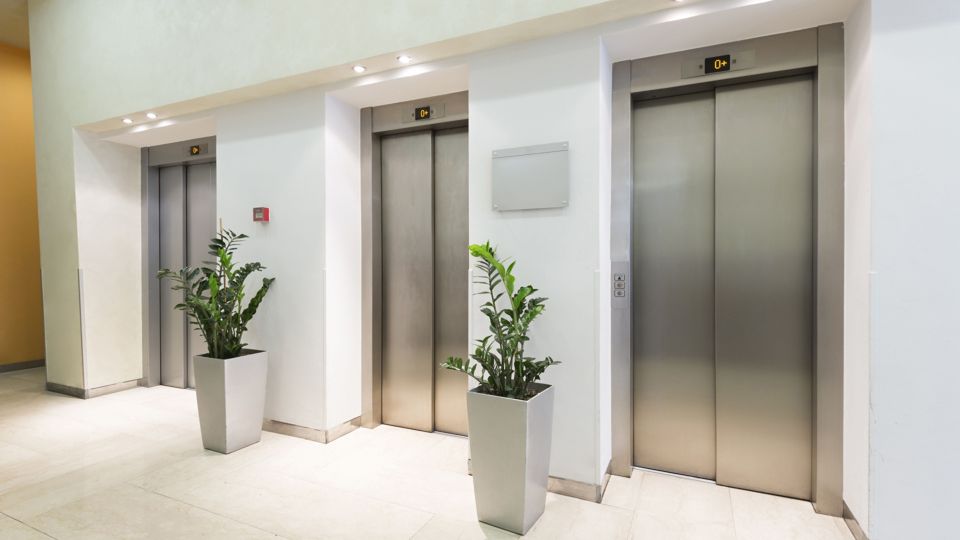 Что делать, если вы застряли в лифте из-за отключения света: главные советы