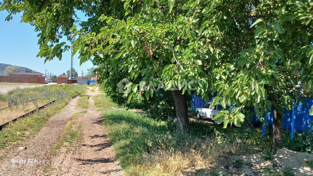 Купить участок, 9 сот., ИЖС по адресу Республика Адыгея (Адыгея),  Тахтамукайский район, посёлок городского типа Энем, Железнодорожная улица,  13 за 3 400 000 руб. в Домклик — поиск, проверка, безопасная сделка с  жильем в офисе Сбербанка.