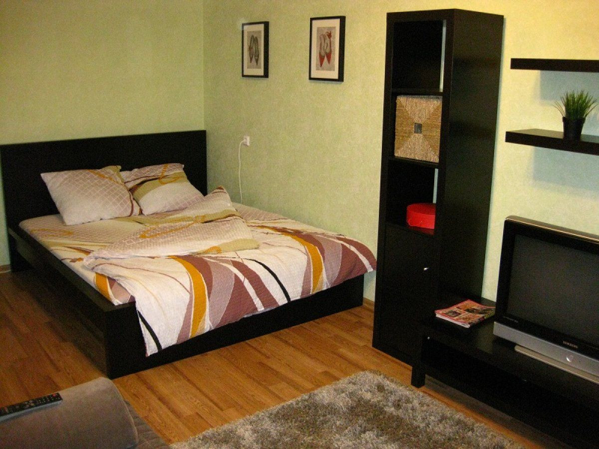 Двухместная кровать в 1 комнатной квартире