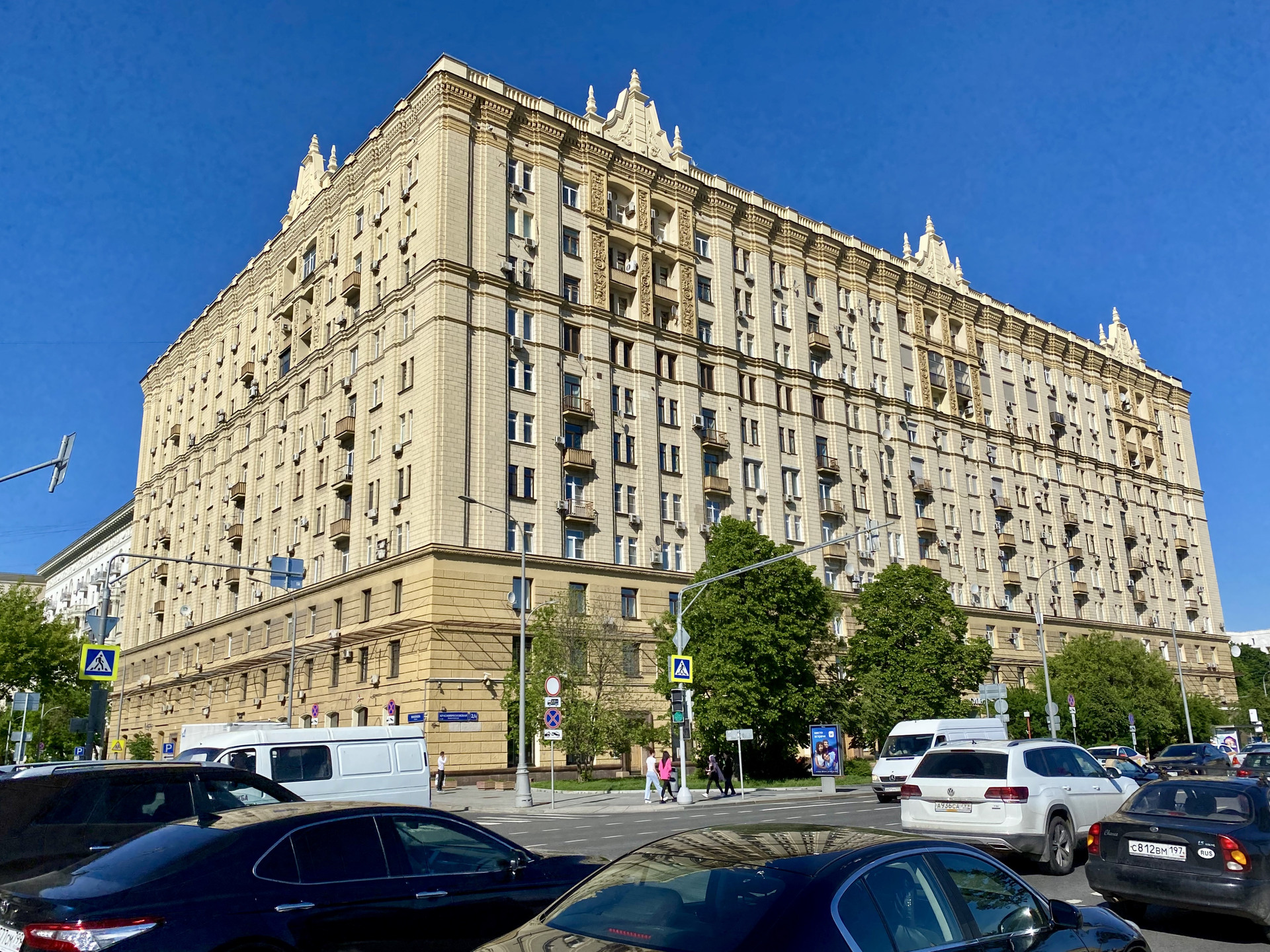 Сталинский ампир в новом свете: подсветка домов в центре Москвы