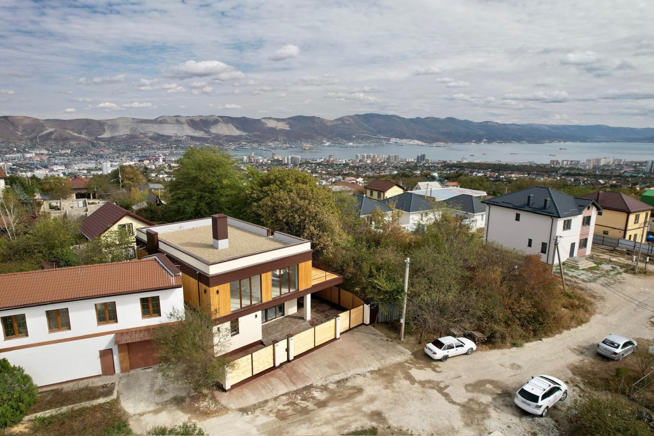 Обломки беспилотника упали во дворе жилого дома в Новороссийске