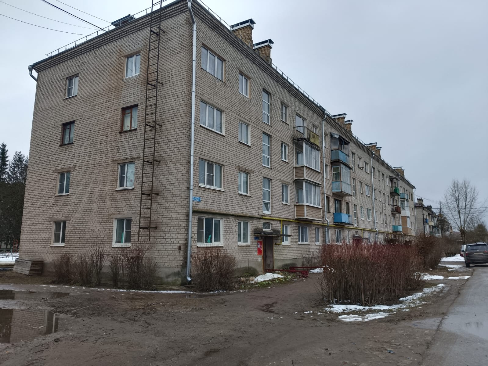 Купить 2-комнатную квартиру, 43.2 м² по адресу Новгородская область,  рабочий посёлок Крестцы, Лесная улица, 15, 1 этаж за 1 370 000 руб. в  Домклик — поиск, проверка, безопасная сделка с жильем в офисе Сбербанка.