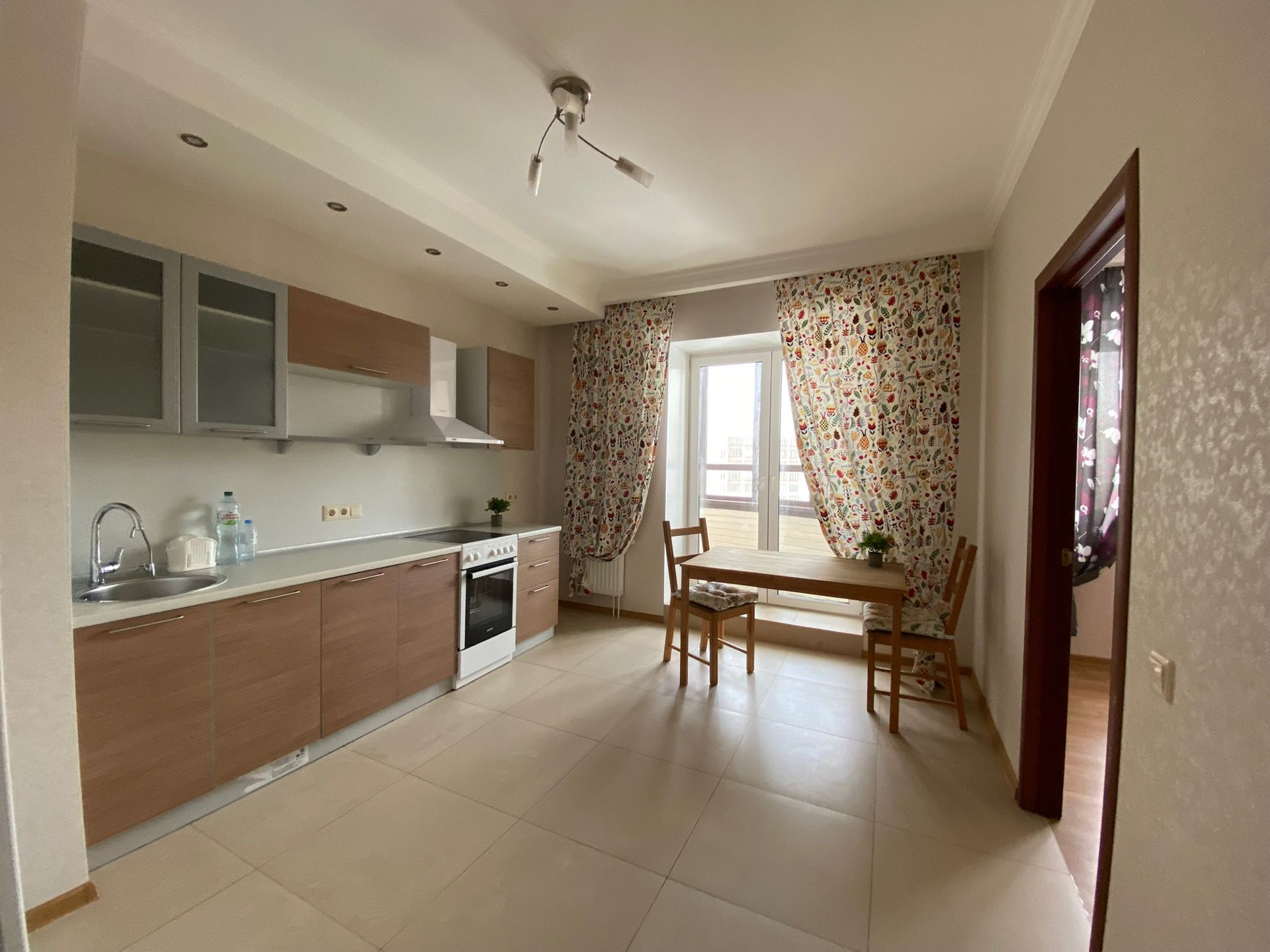 Каштановый квартиры. Современная отделка стен в коридоре. Каштановый квартиры. Обои в стиле мид сенчури. Красивые интерьеры квартир.