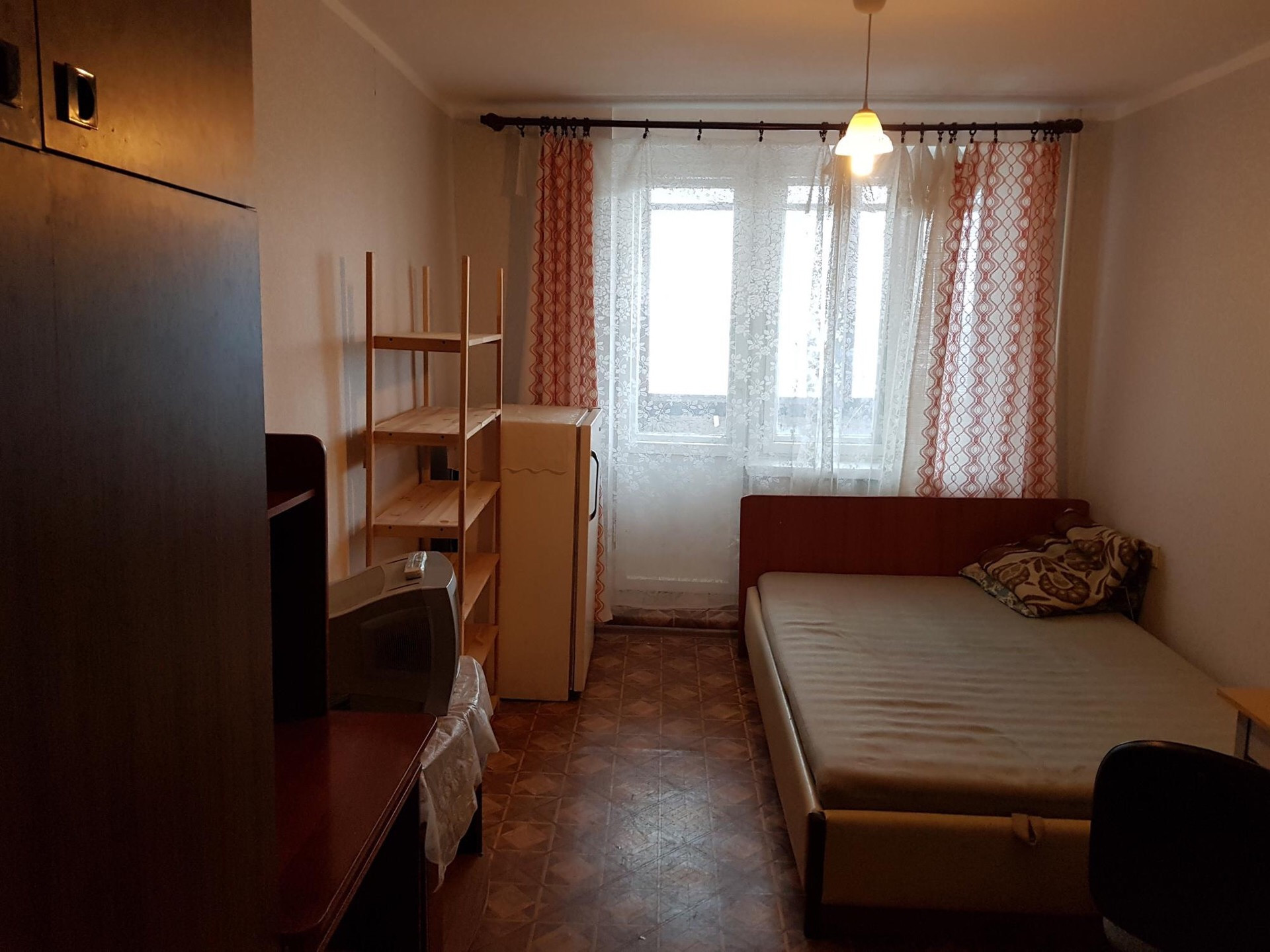 Комнаты в общежитии ульяновск. Комната в общежитии. Спальня в общежитии. Фотографии комнаты в общежитии. Благоустроенная комната в общежитии.