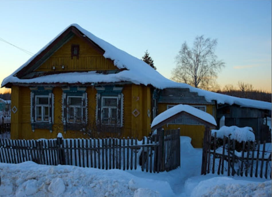 Купить дом 9 января. Воскресенск деревня Исаково. Частный дом в деревне. Старый дом в деревне зимой. Сельский дом.