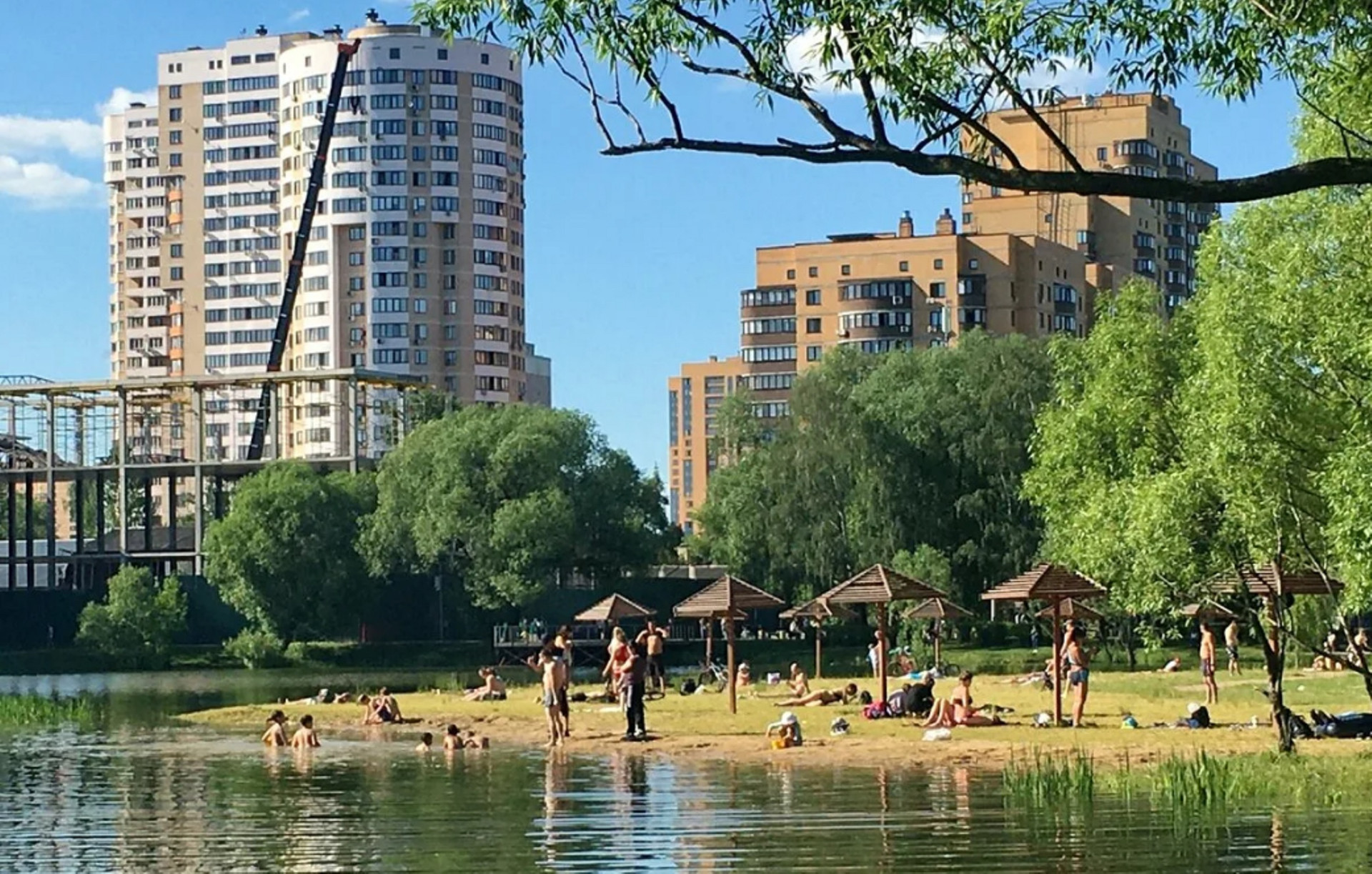 Фабричный пруд реутов пляж. Московская область реутов парк фабричный пруд пляж. Фабричный пруд реутов спортивная площадка. Реутов пруд парк фабричный кафе. Парк фабричный пруд в реутове.