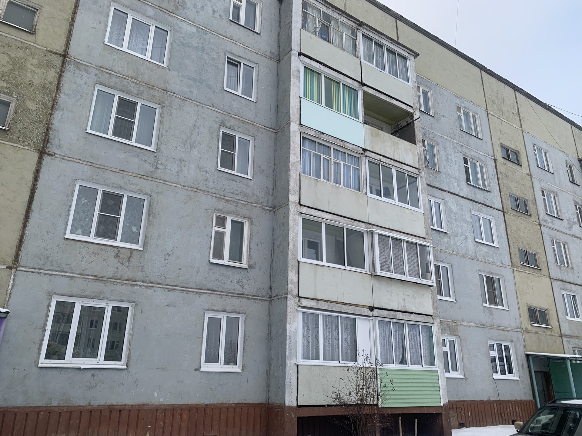 Купить 3-комнатную квартиру, 64 м² по адресу Иркутская область, Братск,  жилой район Гидростроитель, Гидромонтажная улица, 42, 4 этаж за 2 550 000  руб. в Домклик — поиск, проверка, безопасная сделка с жильем в офисе  Сбербанка.