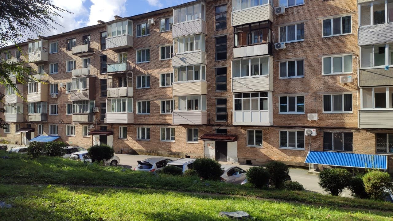 Купить 2-комнатную квартиру, 42.9 м² по адресу Приморский край, Партизанск,  улица 50 лет ВЛКСМ, 21, 1 этаж за 2 600 000 руб. в Домклик — поиск,  проверка, безопасная сделка с жильем в офисе Сбербанка.