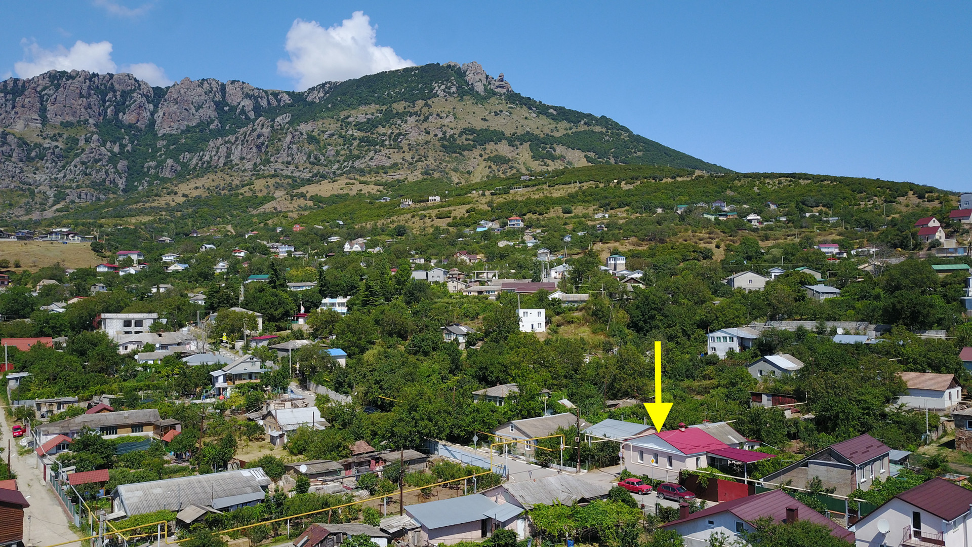 Села алушты. Село лучистое Крым. Село лавровое Крым. Село лучистое Крым фото. Алушта с воздуха.