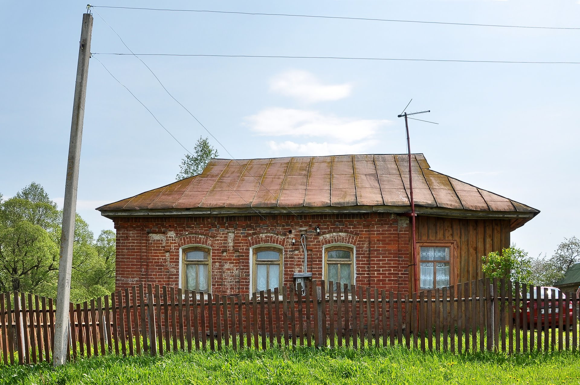 Старый кирпичный деревенский дом Вятский