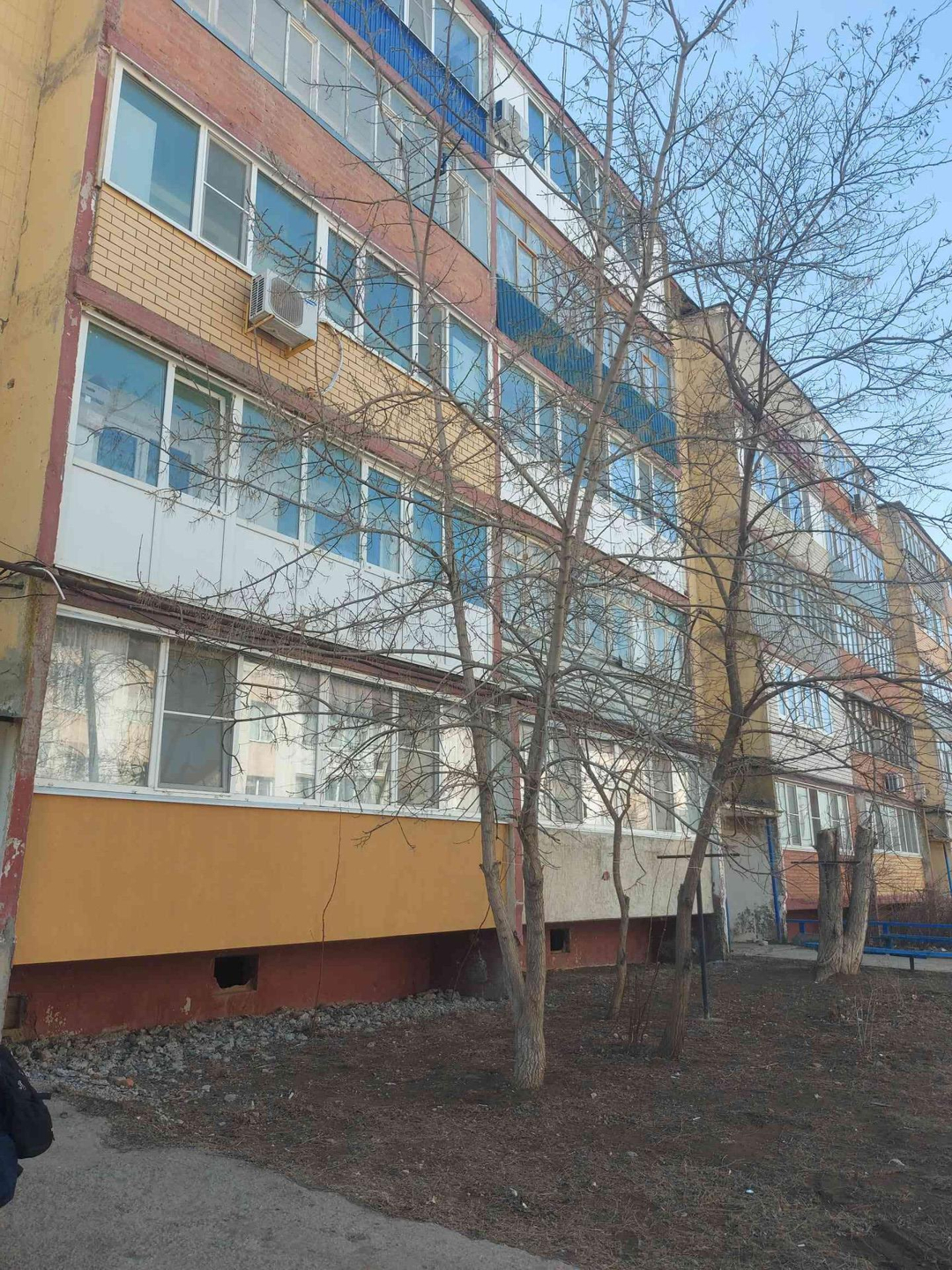 Купить 3-комнатную квартиру, 60 м² по адресу Саратовская область, село Александров  Гай, улица Красного Бойца, 57, 1 этаж за 2 100 000 руб. в Домклик — поиск,  проверка, безопасная сделка с жильем в офисе Сбербанка.