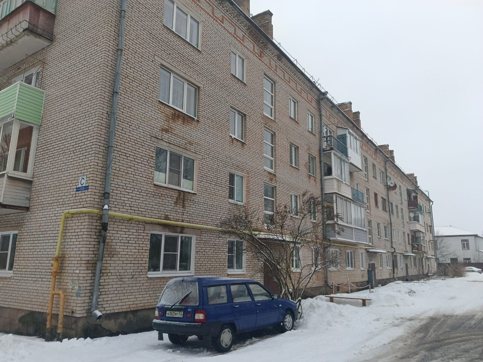 Купить 2-комнатную квартиру, 46.8 м² по адресу Новгородская область,  рабочий посёлок Крестцы, Лесная улица, 24, 1 этаж за 870 000 руб. в Домклик  — поиск, проверка, безопасная сделка с жильем в офисе Сбербанка.