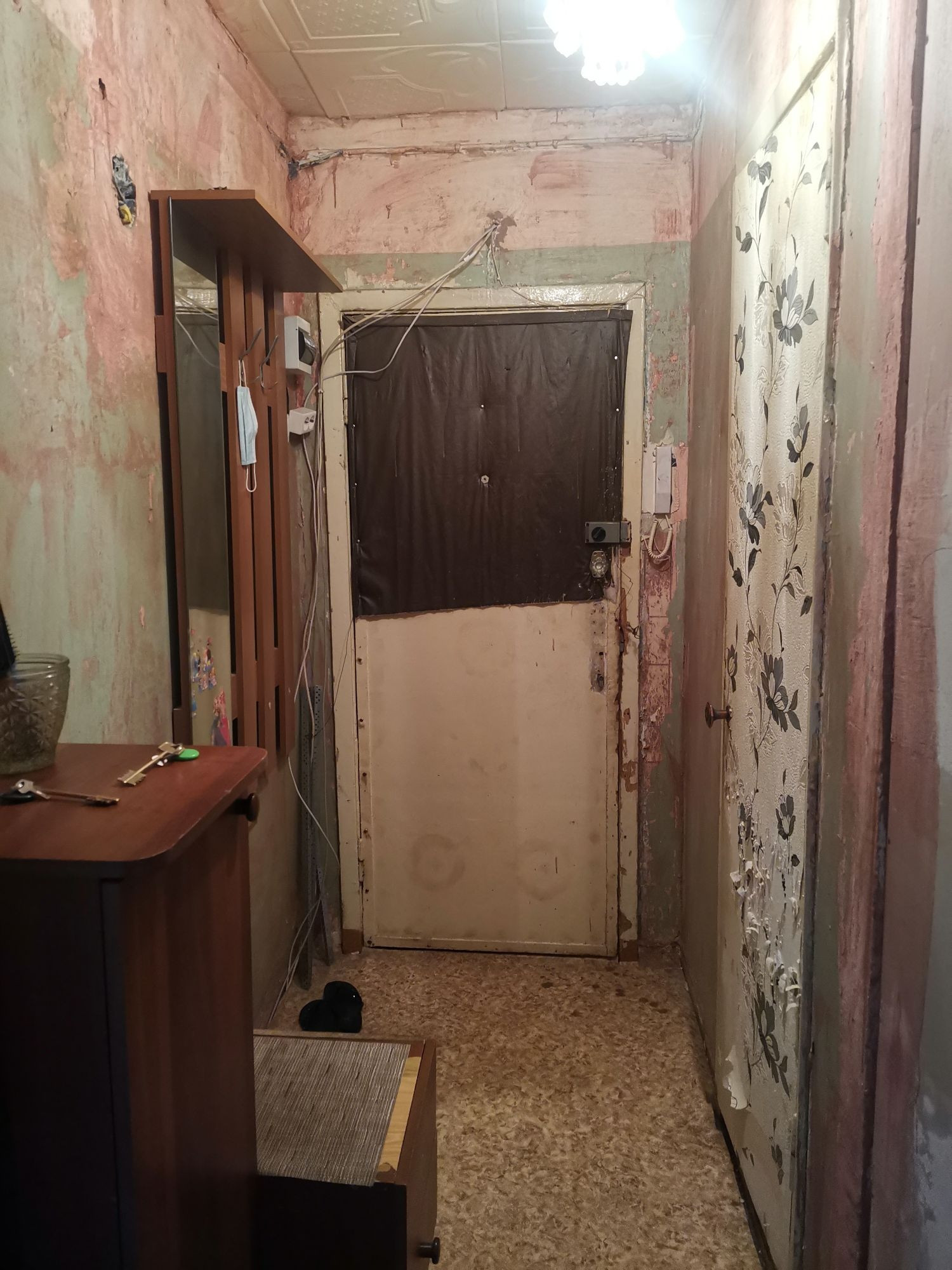 Авито северск 2 комнатная квартира. Левченко 2 Жуковский. Левченко 4 Жуковский. Коридор 90х. Коридор из 90х.